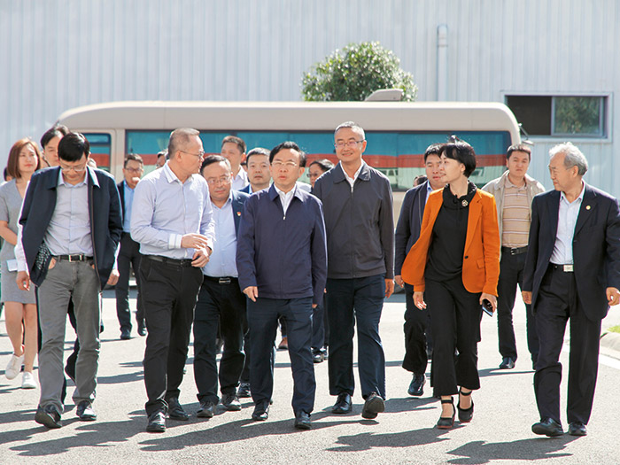  2018年成都市委常委、常務副市長謝瑞武帶隊蒞臨新筑股份，實地調(diào)研內(nèi)嵌式中低速磁浮系統(tǒng)
